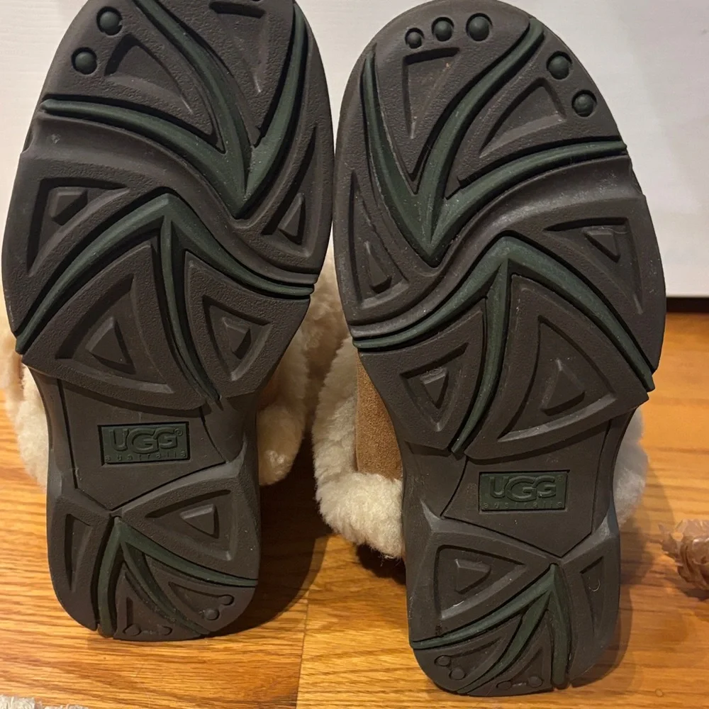 UGG Brown Winter Boots with Cream Fur - Picture 9 of 10